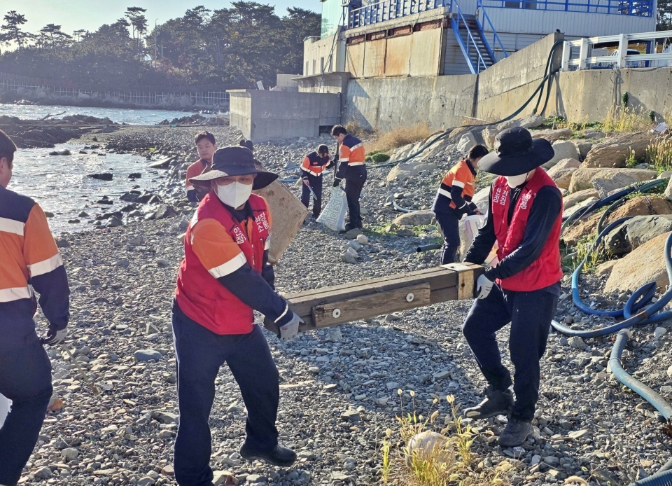 김상동 고려아연 노조 사무국장(가운데) 등 노사가 합심해 반려해변 정화활동을 하는 모습(사진=고려아연)