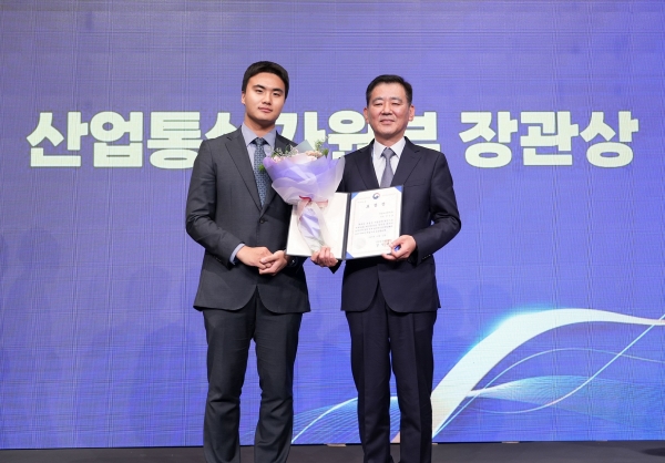 셰플러코리아 백승호 이사(우측)의 산업부 장관 표창 수상 기념촬영. (사진=셰플러코리아)