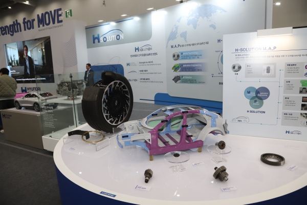 현대제철이 19일 개막한 ‘제8회 국제 철강 및 비철금속 산업전(SMK2025)’에서 자사 강재 브랜드 체계와 고객 맞춤형 기술 플랫폼을 실물 중심으로 공개했다. /철강금속신문