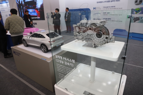 현대제철이 19일 개막한 ‘제8회 국제 철강 및 비철금속 산업전(SMK2025)’에서 자사 강재 브랜드 체계와 고객 맞춤형 기술 플랫폼을 실물 중심으로 공개했다. /철강금속신문