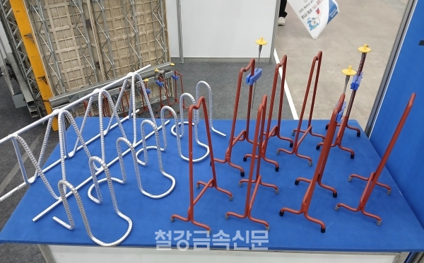 삼광선재의 무량판 구조용 트러스 스터드(좌)와 플러스 스페이서(우). (사진=철강금속신문)