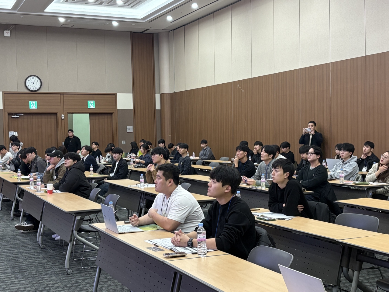 ▲ 70여 명의 금속/소재를 전공하는 학생들이 철강산업 직무특강을 듣고 있다.