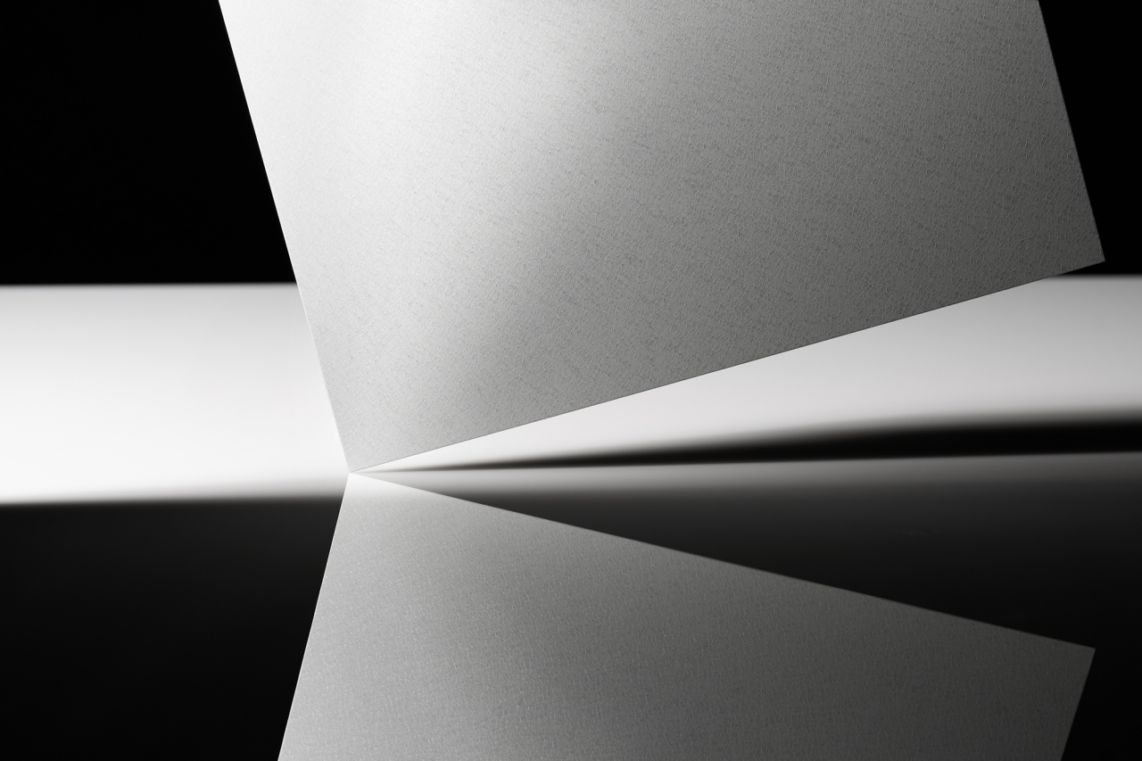 △ 동국씨엠 ‘솔라셀 컬러강판’ 제품사진. 컬러강판이 표면에 반사되는 모습을 연출했다