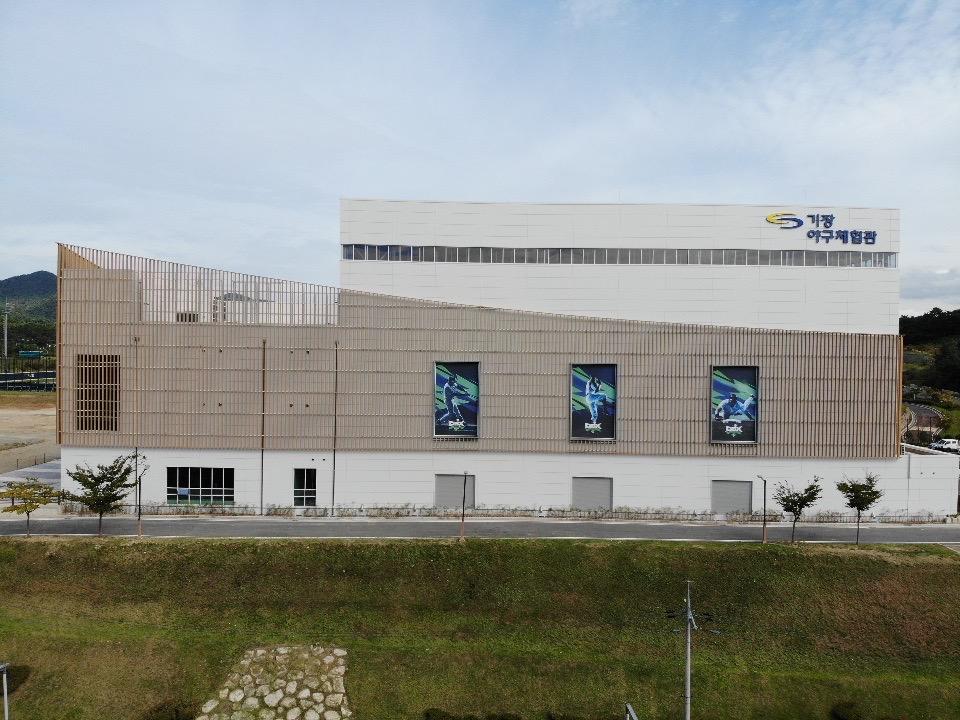 첨부. 부산 기장 야구체험관에 스톤엠보스가 적용된 모습- - 후면 (출처: KG 스틸 제공)