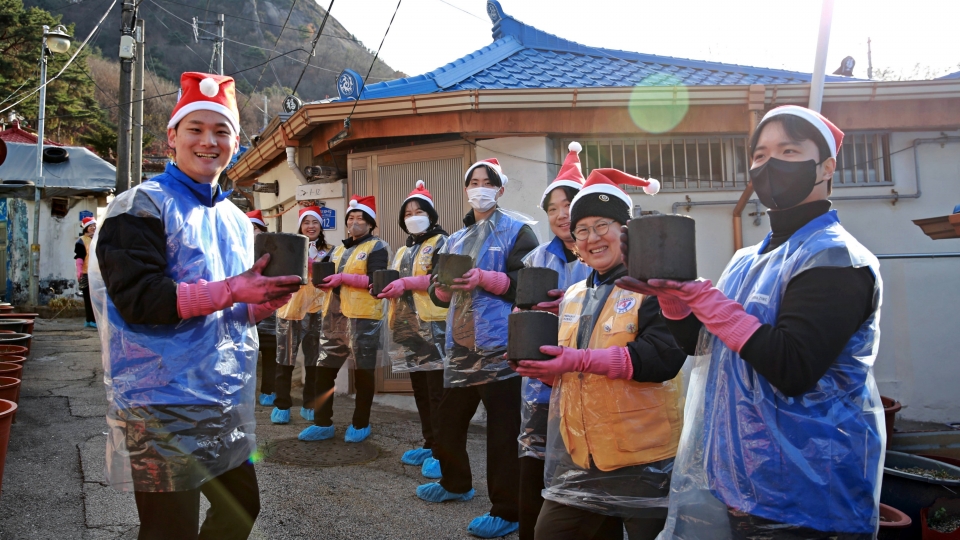 고려아연과 계열사(서린정보기술·케이지트레이딩) 임직원들이 적십자사 봉사원들과 연탄나눔 봉사활동에 참여했다.(왼쪽 2번째 김명희 적십자사봉사회 노원지구협의회장)/고려아연 제공