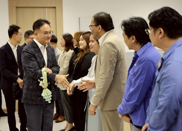 포스코플로우 반돈호 사장이 태국 법인에 방문해 직원들과 인사를 나누고 있다. (왼쪽 두번째 포스코플로우 반돈호 사장) /포스코플로우