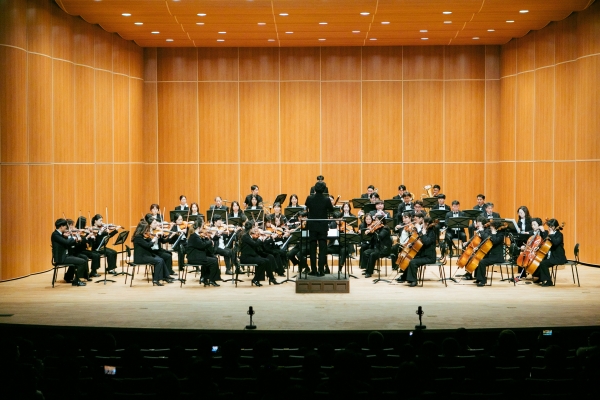 지난 6일, 포항제철소 포스필하모닉오케스트라가 포항 효자아트홀에서 ‘같이라서 행복한 동행 음악회’를 진행했다. /포스코