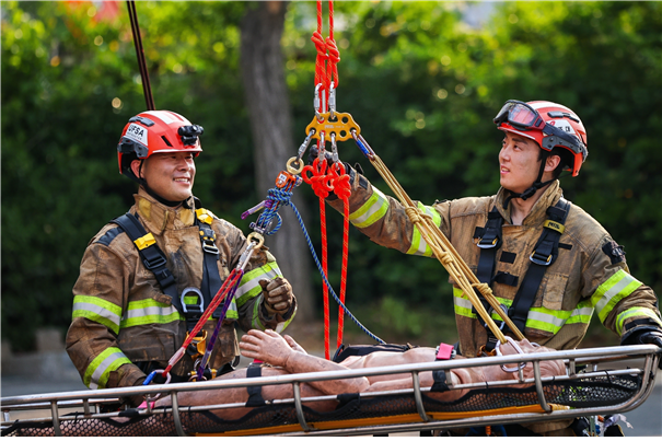 2025년 철강사진 공모전 최우수작으로 선정된 송민서씨의 '구조 훈련'