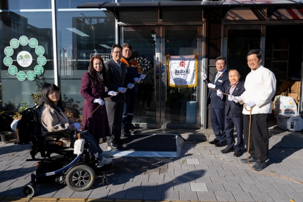 지난 4일, 광양시 한 미용실 앞에서 장애인용 경사로 설치 현판식이 열렸다. /포스코