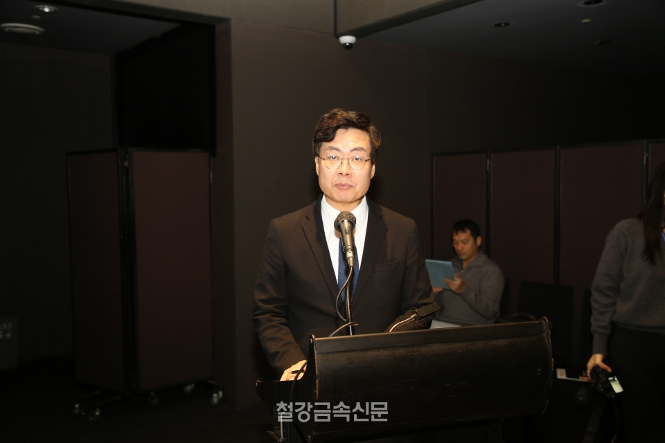 산업통상부 철강세라믹과 송영상 과장이 국회철강포럼이 개최한 정책세미나에서 정부 '철강산업 고도화 방안'에 대해 설명하고 있다.(사진=철강금속신문)