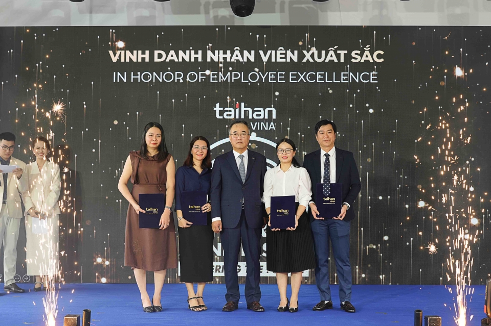 사진3) 표창을 수상한 대한비나 임직원들이 기념 촬영을 하고 있다.