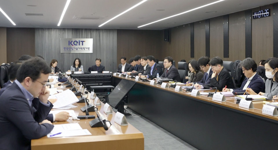 지난 10일 여한구 통상교섭본부장 주재로 열린 제52차 통상추진위원회, 이 자리에서도 캐나다와 EU, 멕시코 등의 철강 관세 규제 내용이 논의됐다(사진 산업부)