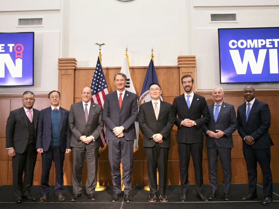 버지니아주 체사피크시 신규 투자 계획 발표에서 참석자들이 기념촬영을 하고 있다./LS전선 제공