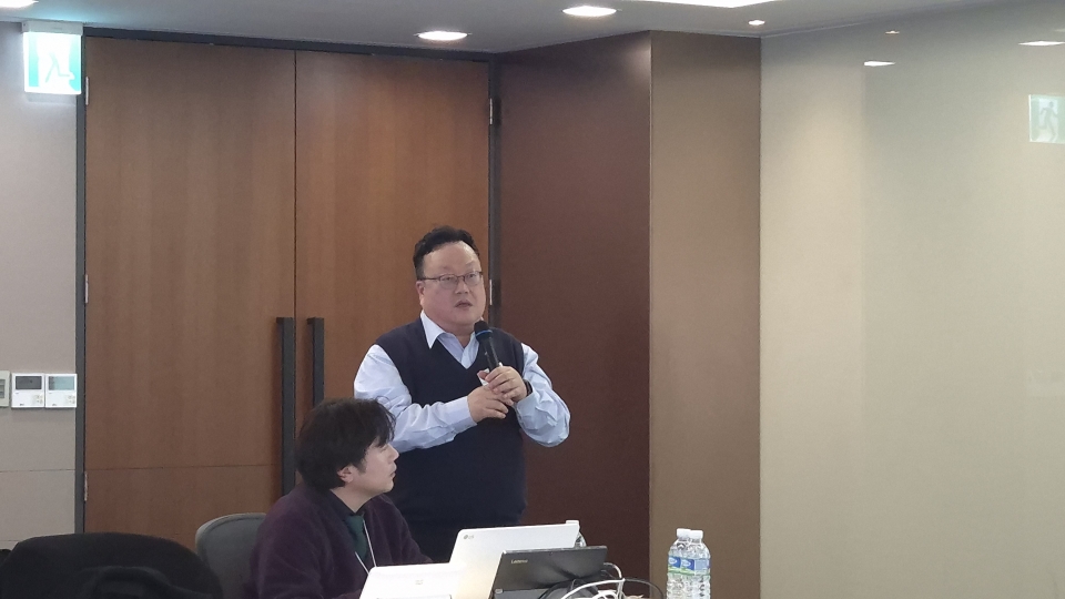 풍산소재기술연구원 박철민 원장이 강연하고 있다.