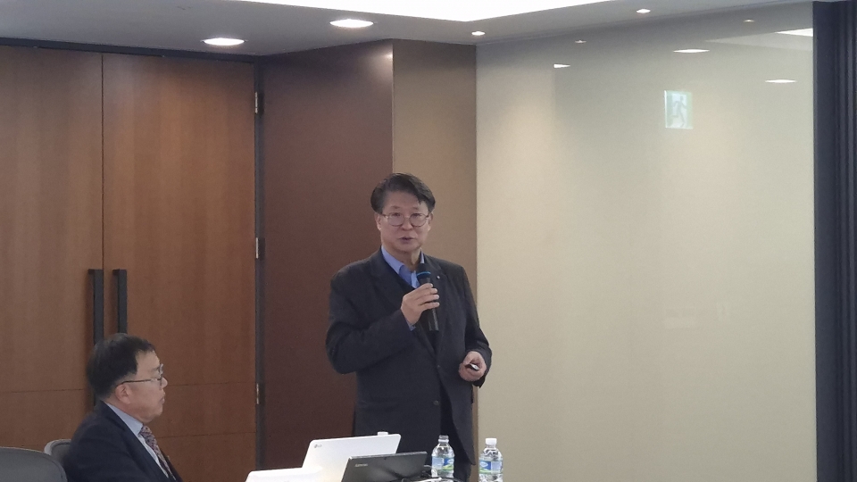 동기술연구조합 권혁천 부이사장이 강연하고 있다.