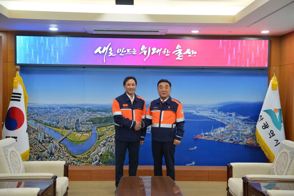 고려아연, 국내 채용규모 2배 확대…온산제련소 고도화 박차_최윤범 회장, 김두겸 울산시장에 미국제련소 계획과 시너지 설명(제공=고려아연)