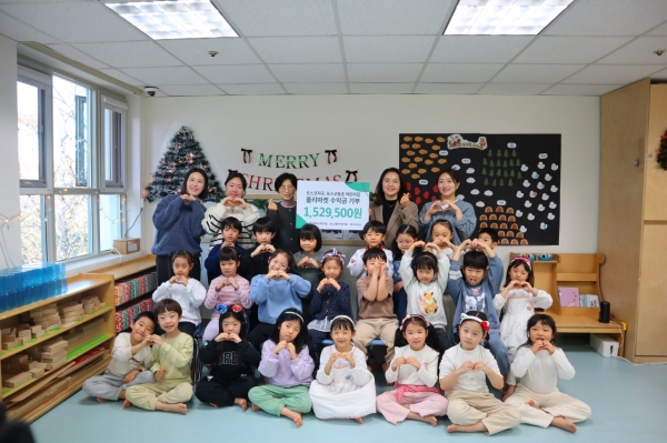 포스코 지곡어린이집 원아들이 플리마켓 수익금 기부 후 함께 기념사진을 촬영했다. /포스코