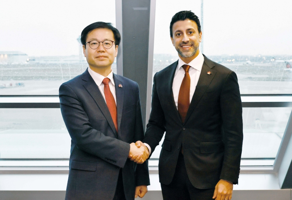 사진 왼쪽 산업통상부 여한구 통상교섭본부장, 오른쪽 캐나다 마닌더 시두(Maninder Sidhu) 통상장관