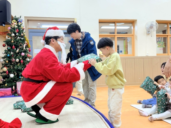 세아베스틸이 크리스마스를 맞아 산타데이 행사를 진행하고 있다. (사진=세아베스틸)