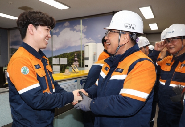 장인화 회장은 새해 첫 행보이자 현장경영의 일환으로 포항제철소를 찾아 임직원을 격려했다. /포스코홀딩스