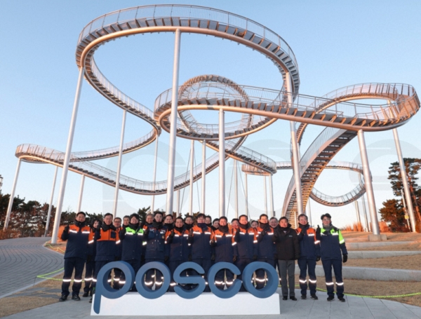 포스코그룹은 새해 첫 근무일인 2일 포항 스페이스워크에서 안전을 기원하고 미래 비전 실현을 다짐하는 시무행사를 가졌다. /포스코홀딩스