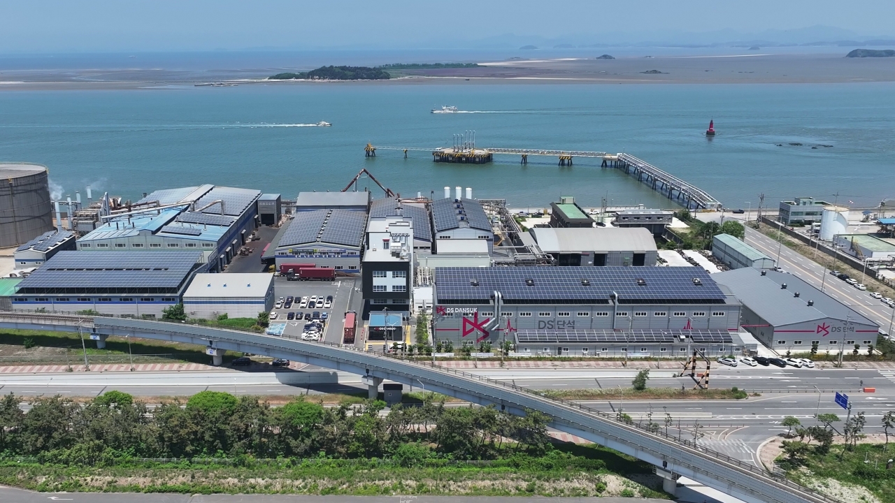 ▲태양광 발전 설비가 설치된 DS단석 군산1공장 전경