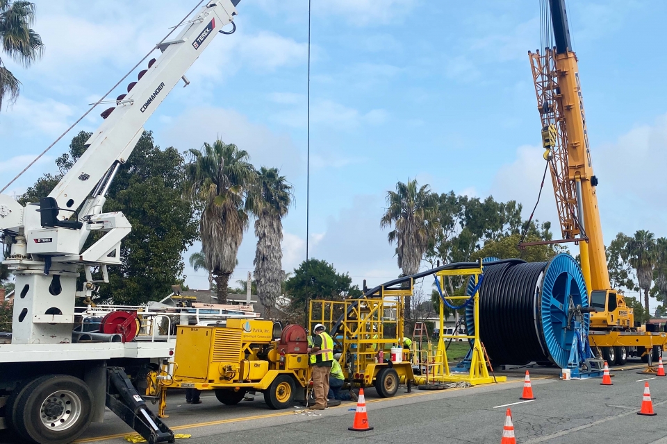 대한전선이 미국에서 케이블 포설을 하고 있다.(제공/대한전선)
