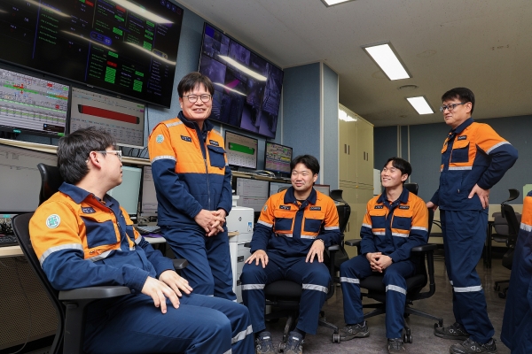 설비통합관리시스템을 개발한 포항제철소 후판정비섹션 직원들(왼쪽부터 장인호 계장, 임종우 파트장, 이한열 사원, 이재형 대리, 김홍출 과장). /포스코