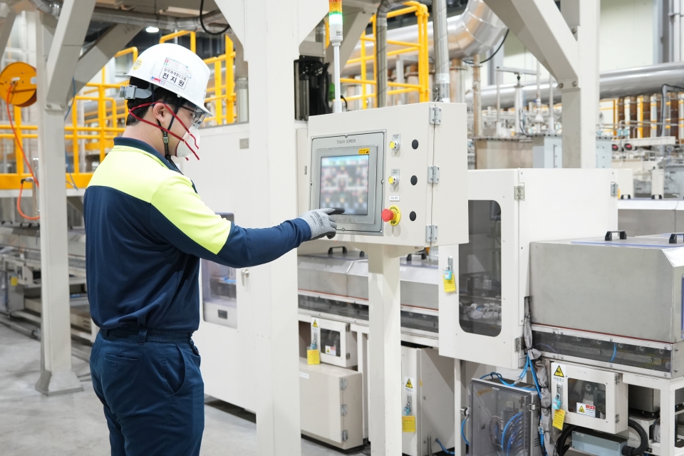 세종 기술연구소 파일럿설비_담당자 공정 가동/포스코퓨처엠 제공