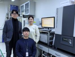 고니켈 양극 소재의 구조 붕괴 억제 기술을 개발한 KIST 박정진 박사 연구팀. 왼쪽부터 박정진 선임연구원, 곽진환 연구원, 이정화 연구원. (사진=KIST)