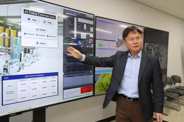 기계연구원 이택민 책임연구원이 디지털트윈 기반 자율제조 테스트베드 운영 화면을 살펴보고 있다. (사진=기계연구원)
