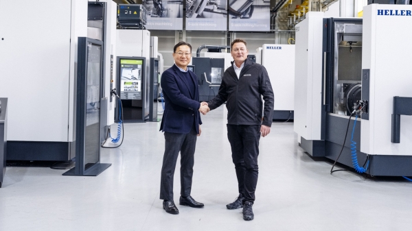 DN솔루션즈 김원종 대표와 HELLER 토르스텐 슈미트 대표가 지난 27일 독일 뉘르팅겐시 HELLER 본사에서 HELLER 장비 앞에서 기념촬영하고 있다. (사진=DN솔루션즈)