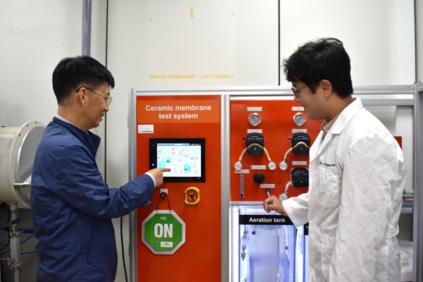 세라믹 분리막 특성평가 실험 중인 (좌)송인혁 책임연구원, (우)이홍주 선임연구원. (사진=재료연구원)