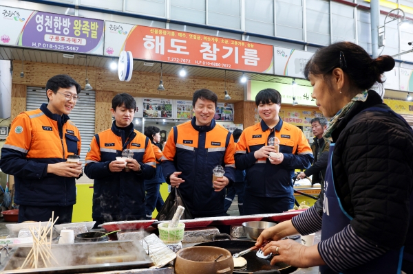 설 명절 맞아 전통시장에서 지역 상권 살리기에 나선 포스코 직원들의 모습. 포스코
