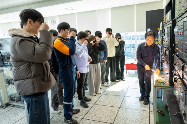 지난 6일, 포스코인재창조원 광양캠퍼스에서 광양제철소 신입 엔지니어들이 전기실험 시연 모습을 관찰하고 있다. /포스코인재창조원