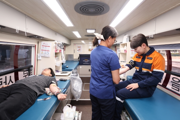 포항제철소 직원이 사랑의 헌혈 행사에 참여하고 있다. 포스코