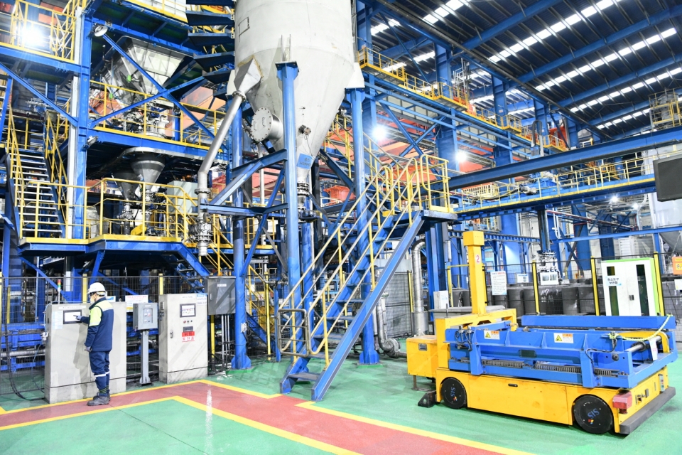 포스코퓨처엠 포항 인조흑연 음극재 공장 생산라인 모습/포스코퓨처엠 제공