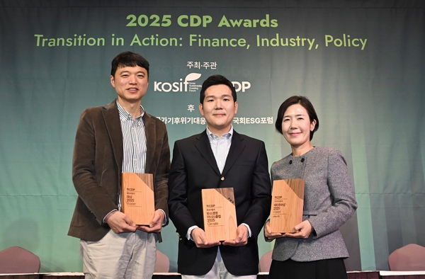 ▲ (왼쪽부터) 현대차 안전경영기획팀 임남수 팀장, 현대차 사업개발＆지속가능경영실 전현철 실장, 기아 지속가능경영팀 이은주 팀장(현대자동차·기아 제공)