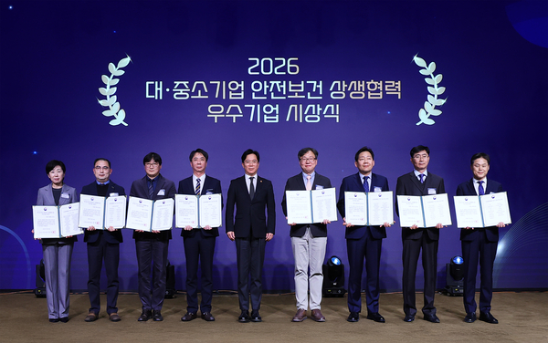 ▲ 세아씨엠 김후동 대표(오른쪽 첫 번째)와 협력사 시스코 송용석 대표(오른쪽 네 번째)가 수상하고 있다.