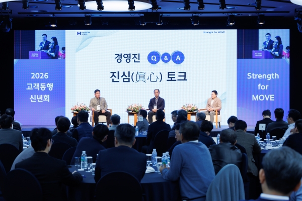 현대제철 이보룡 사장(사진 중앙)과 기획재경본부 김광평 부사장(왼쪽), 영업본부 김상민 전무(오른쪽)가 고객사 대표들과 질의응답을 진행하고 있다. 현대제철