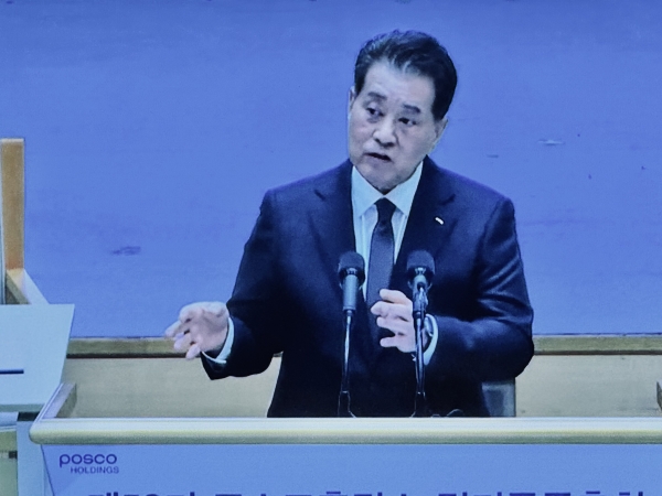 장인화 회장이 질의응답에 답변하고 있다.