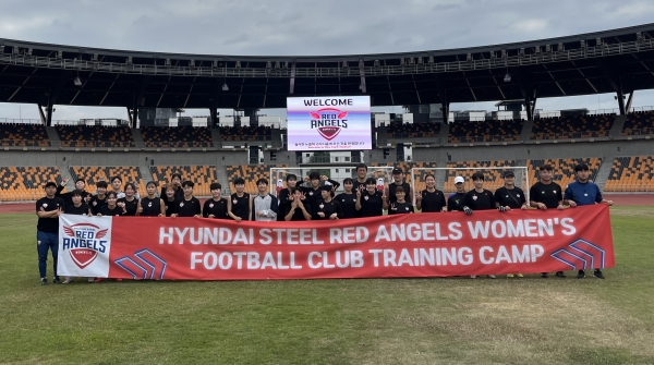 올해 초 필리핀 전지훈련에 참가한 인천 현대제철 레드엔젤스 선수들이 기념사진을 촬영하고 있다. 현대제철