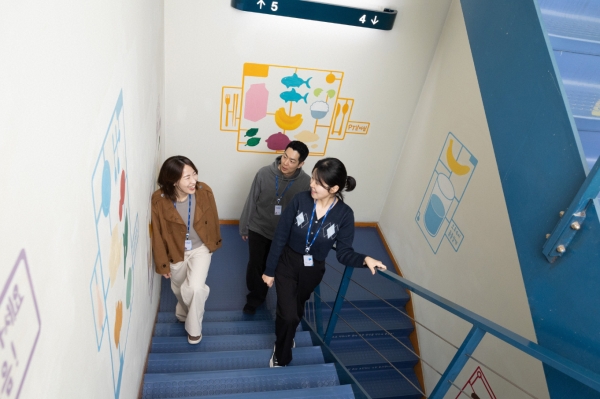 포스코그룹이 30일부터 그룹 차원의 에너지 절약 실천 캠페인 ' S.A.V.E. 챌린지'를 시작한다. 포스코센터 근무 직원들이 엘리베이터 대신 계단을 이용하고 있는 모습. 포스코