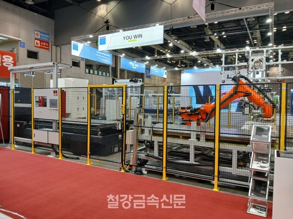 HK가 선보인 ‘레이저 절단 자동화 로봇시스템’. (사진=철강금속신문)