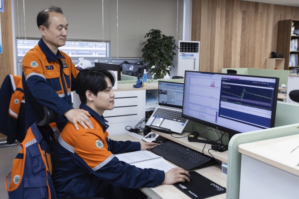 포항제철소 직원이 예지 정비 모니터링 시스템을 통해 설비를 관찰하고 있다. 포스코