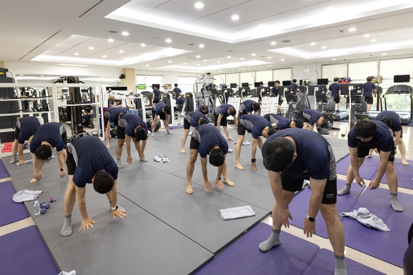 8주 운동 프로그램 오전반 직원들의 운동하는 모습. 포스코