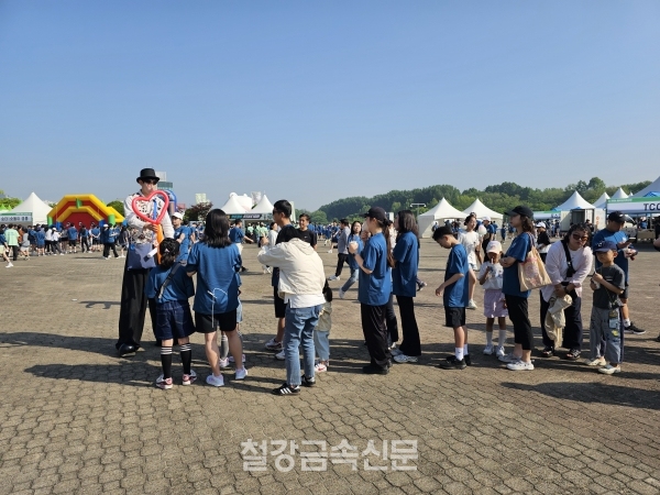 철강마라톤대회에서 어린이들에게 풍선을 만들어주고 있다. (사진=철강금속신문)