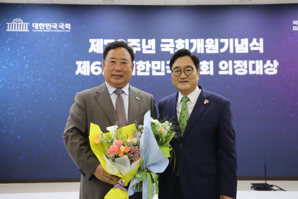 왼쪽 국회철강포럼 어기구 공동대표의원, 오른쪽은 우원식 국회의장