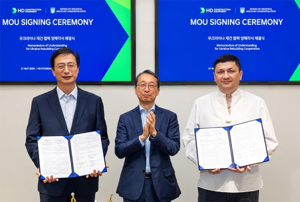 HD건설기계가 판교 HD현대 글로벌R&D센터(GRC)에서 우크라이나 미콜라이우 주정부와 ‘우크라이나 재건 사업 협력을 위한 업무협약’을 체결했다. 사진 오른쪽부터 비탈리 킴(Vitaliy Kim) 미콜라이우 주지사, HD현대 조영철 부회장, HD건설기계 문재영 사장. (사진=HD건설기계)