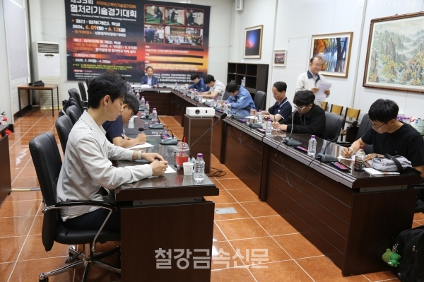 열처리업계에서는 산업용 전기요금 인하 등 단기적 경영 개선 지원과 동시에 중장기적 관점에서 전문인력 양성, AX 및 로봇 자동화 설비 지원 등 경쟁력 향상을 위한 종합적 지원책이 필요하다고 지적한다. 사진은 ‘제33회 열처리기술경기대회’ 필기시험. (사진=철강금속신문)